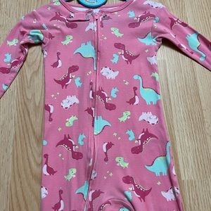 A lot of 3 girls onesie pyjamas. Size 3T.